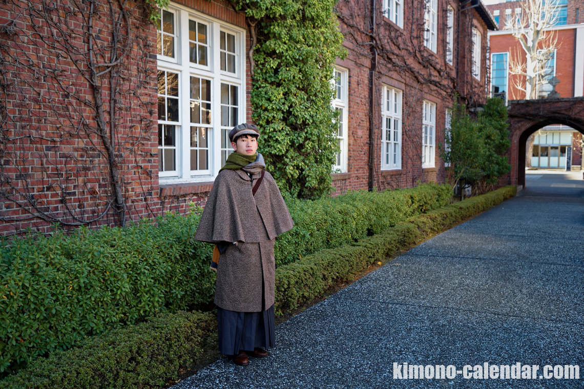 インバネスコートとんびコートを羽織った着物姿袴姿の男性