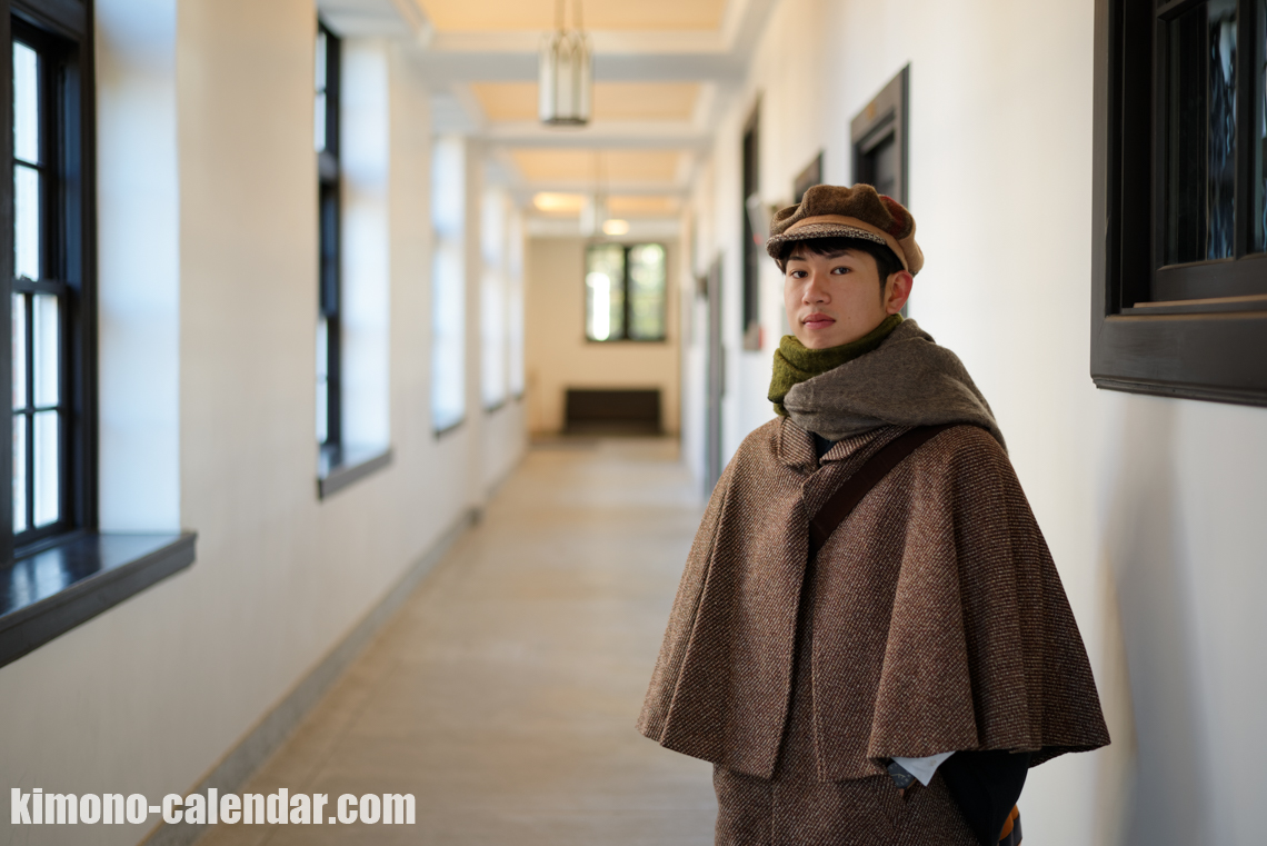 インバネスコートとんびコートを羽織った着物姿の男性