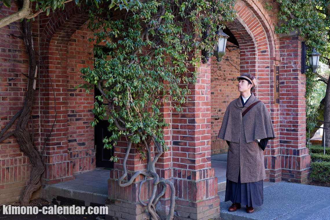 インバネスコートとんびコートを羽織った着物姿袴姿の男性