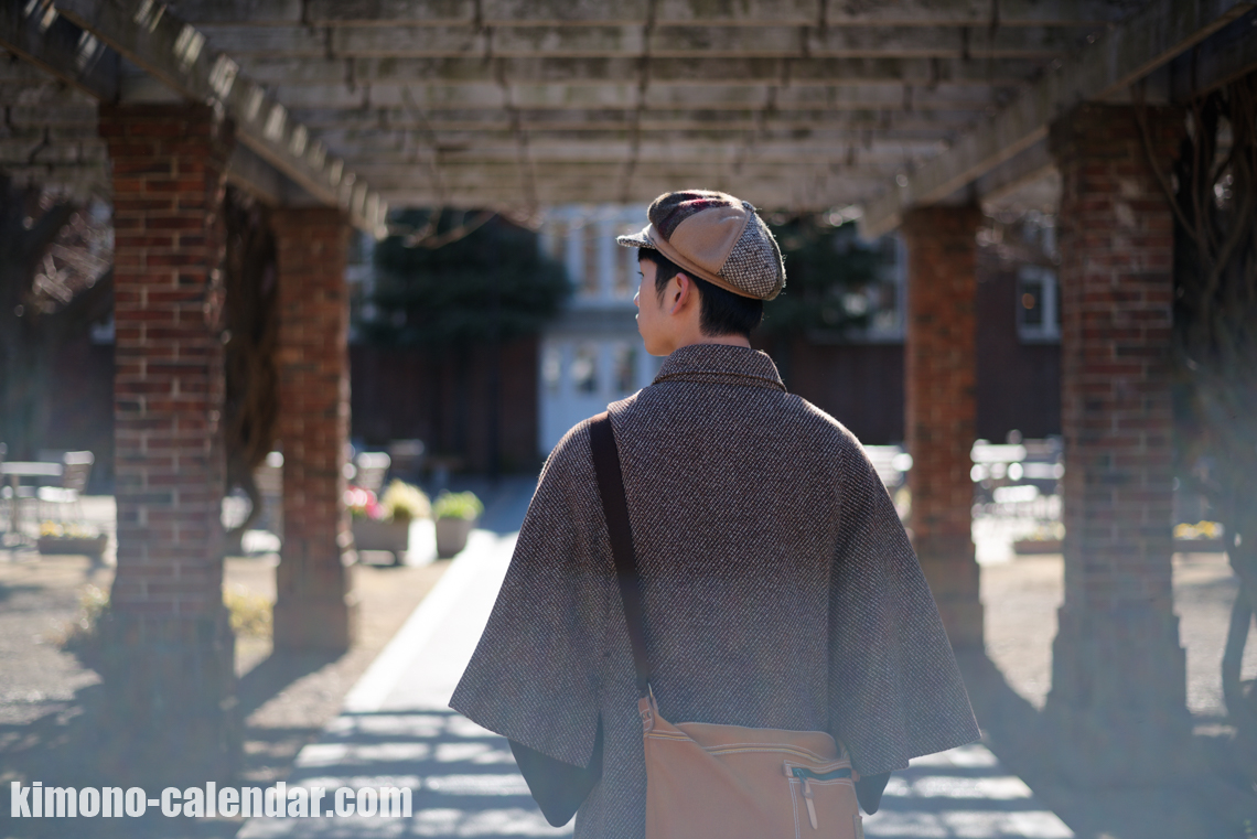 インバネスコートとんびコートを羽織った着物姿の男性