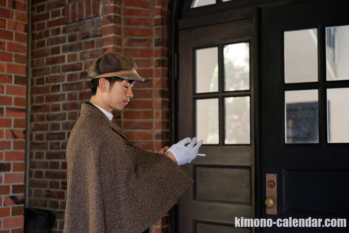 インバネスコートとんびコートを羽織った着物姿の男性