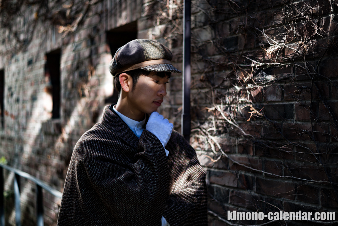 インバネスコートとんびコートを羽織った着物姿の男性