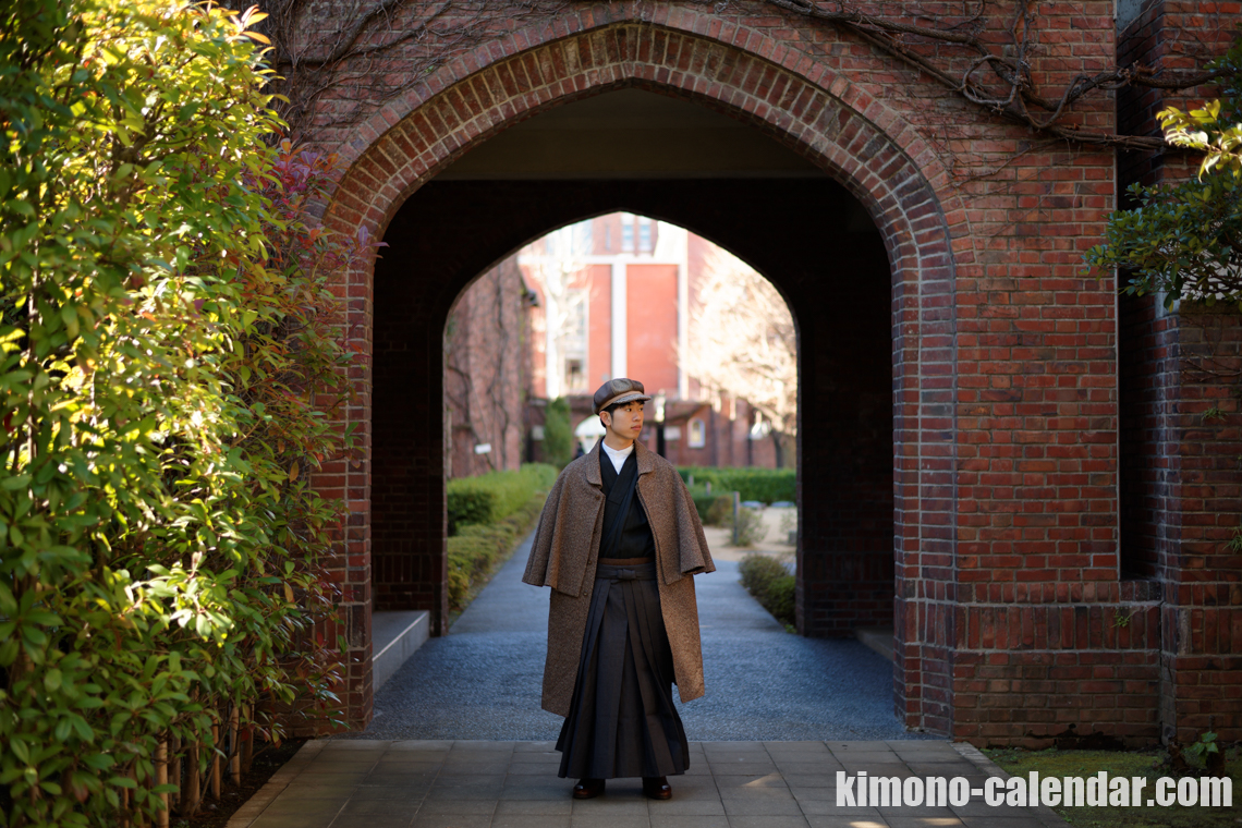 インバネスコートとんびコートを羽織った着物姿袴姿の男性