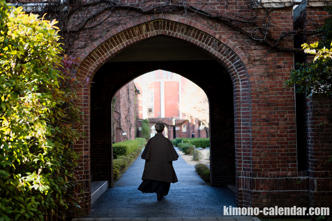 インバネスコートとんびコートを羽織った着物姿袴姿の男性