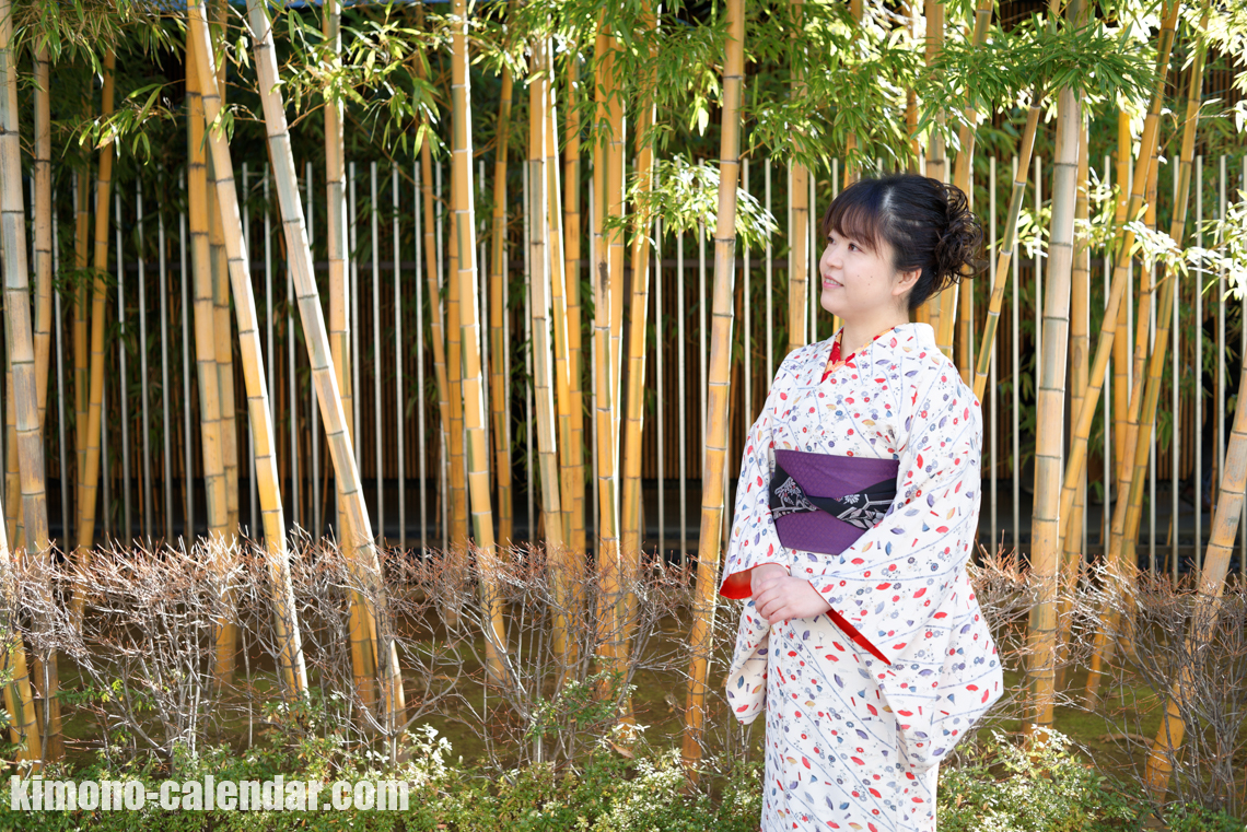 絹の白い着物を着た女性