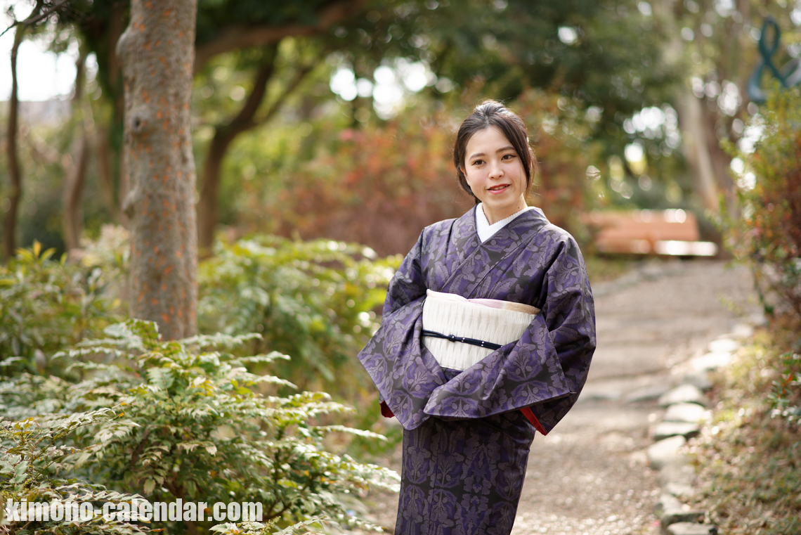 大島紬の着物を着た女性