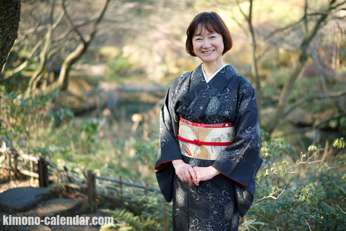 紬の着物を着た女性