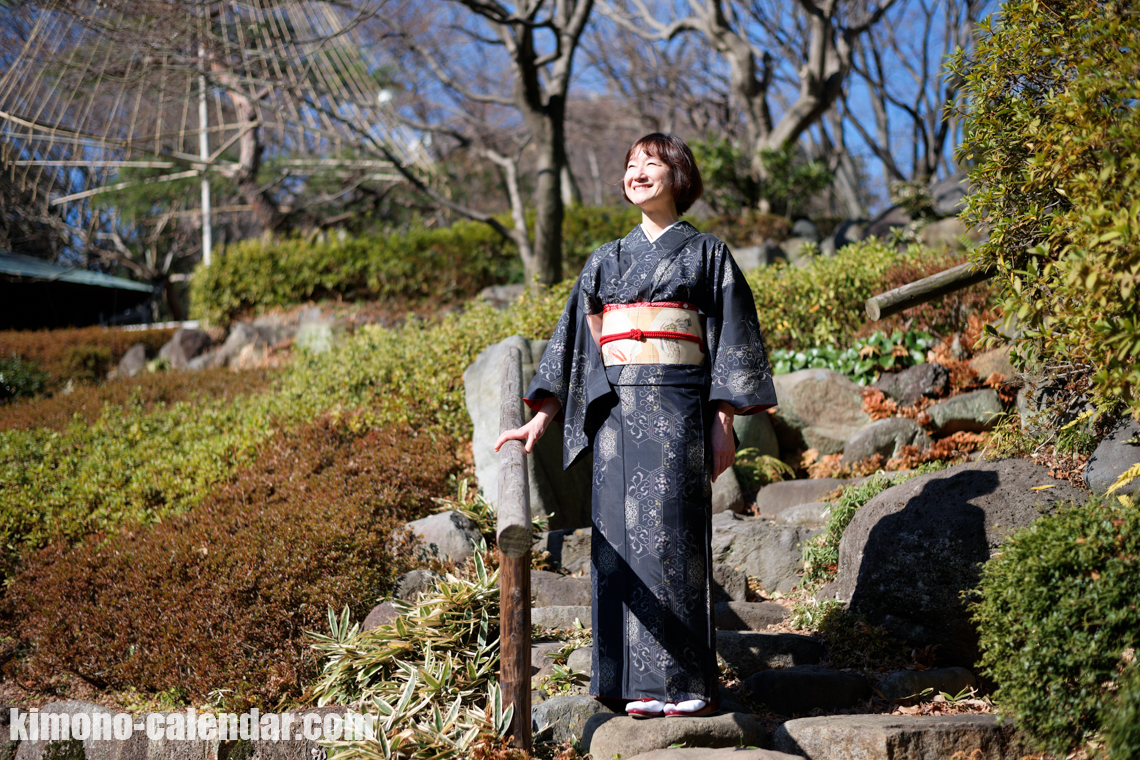 紬の着物を着た女性