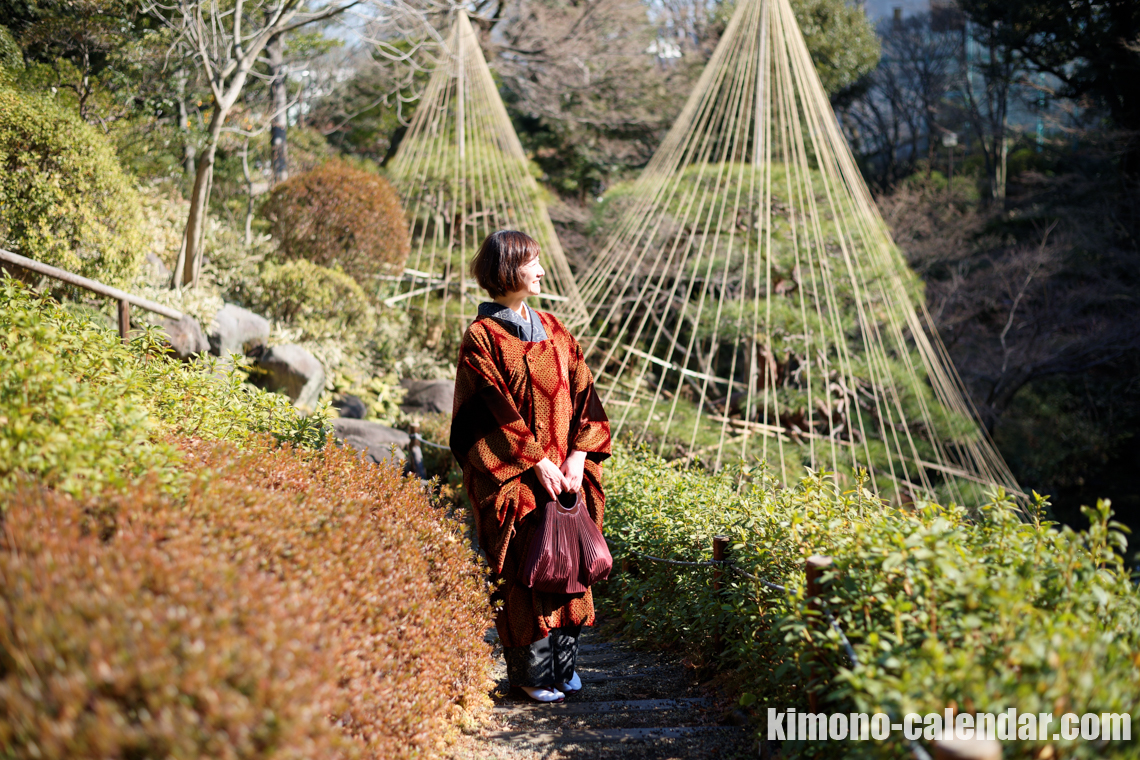 道行を羽織った着物の女性