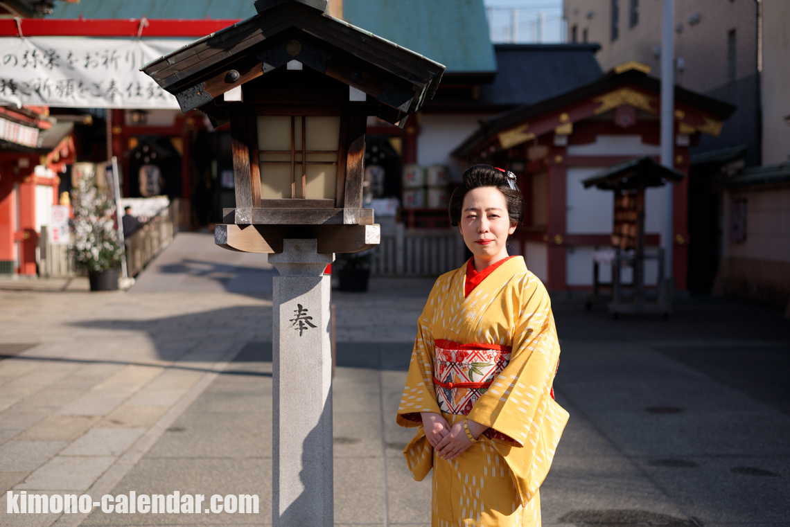 浅草鷲神社にて日本髪の着物姿の女性