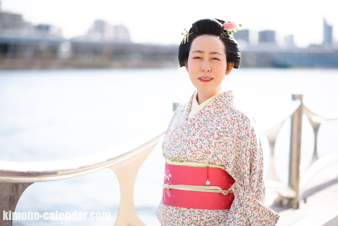 日本髪芝翫掛け(しかんがけ)の女性