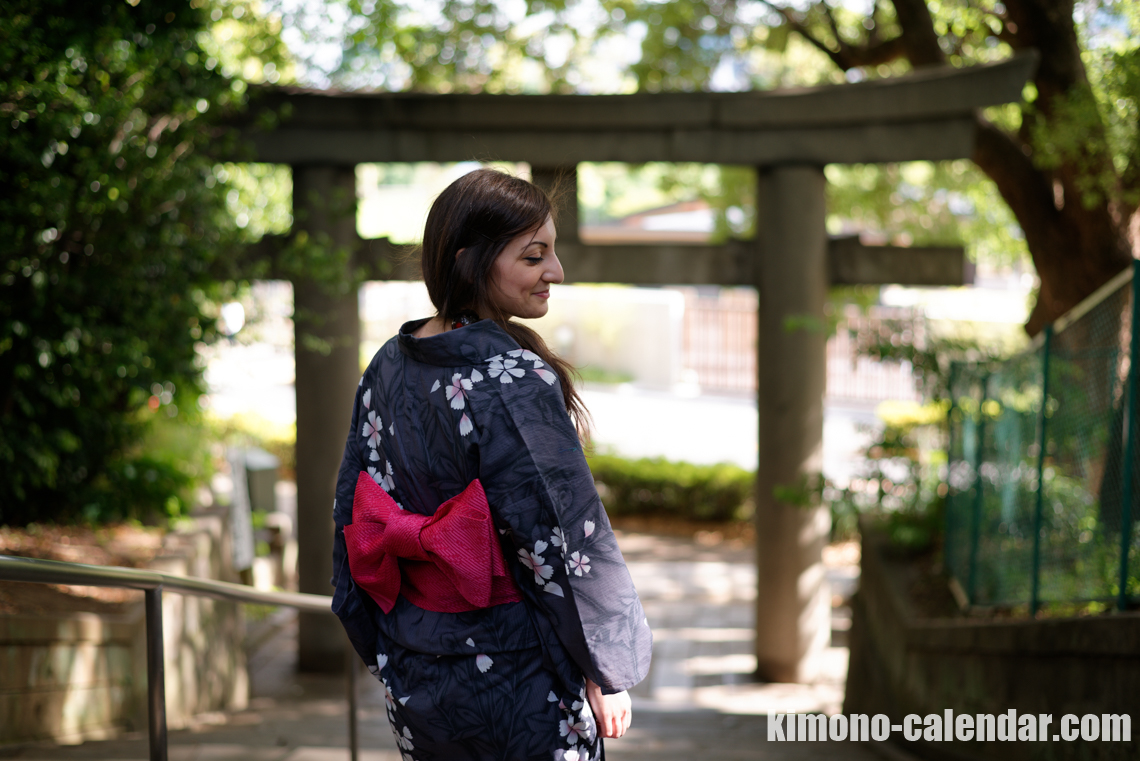 女性の上半身後姿写真