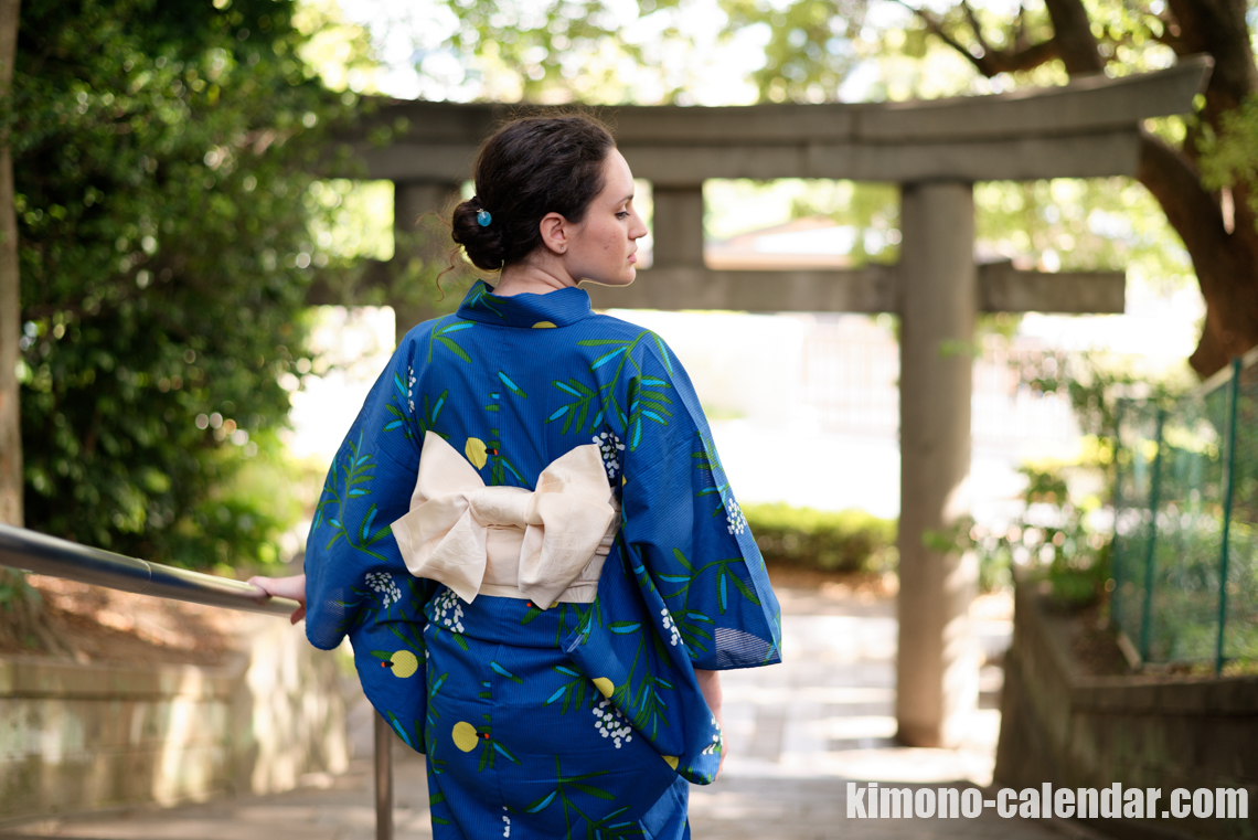 女性の上半身後姿写真