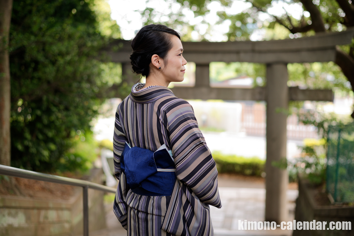 女性の上半身後姿写真