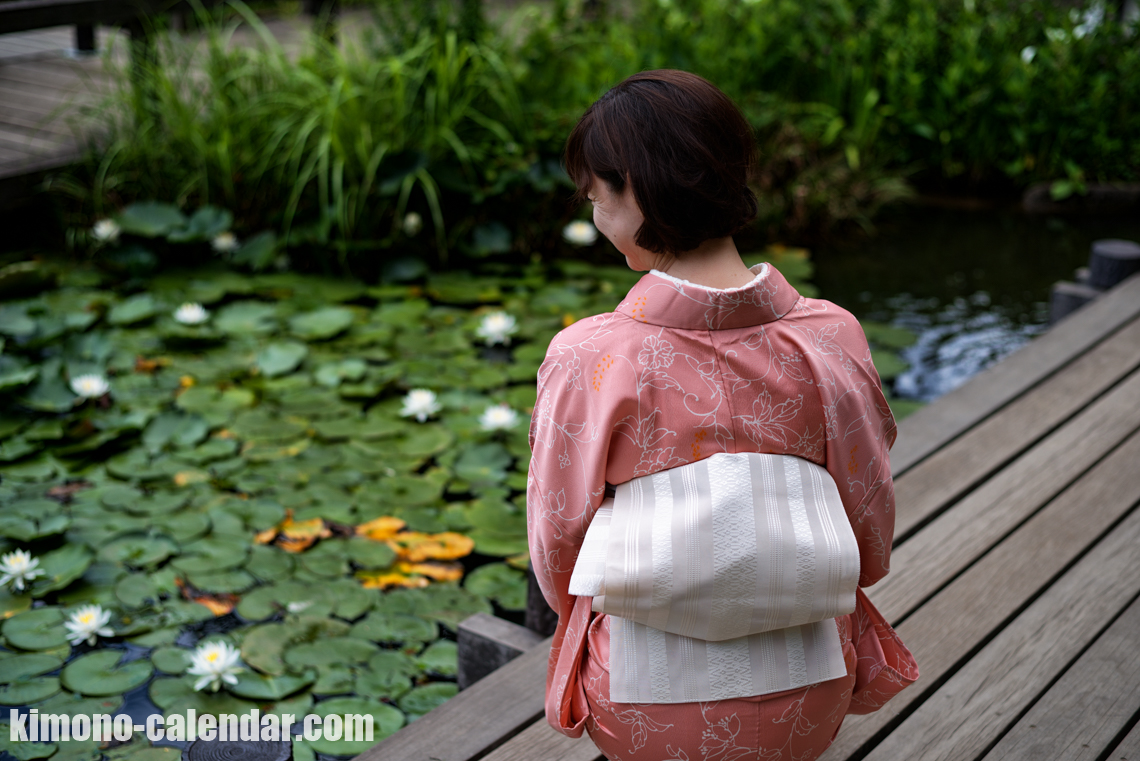 女性の上半身後姿写真