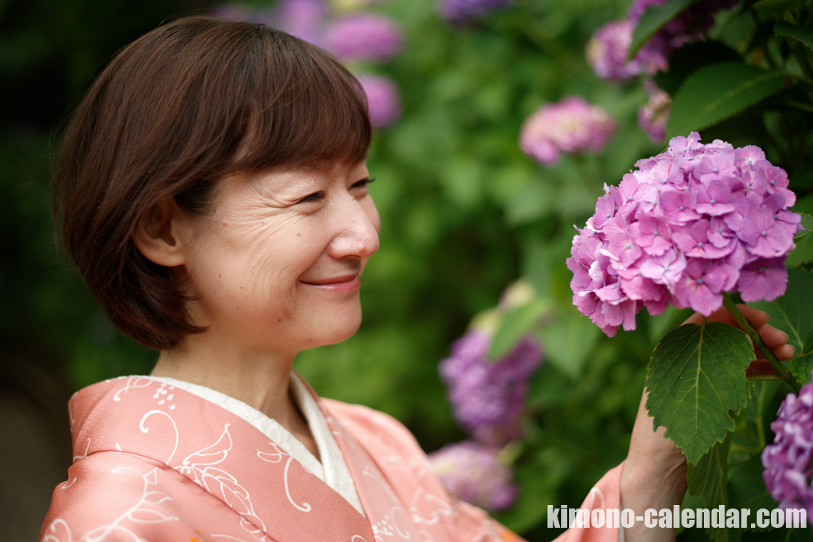 紫陽花と着物女性の顔写真
