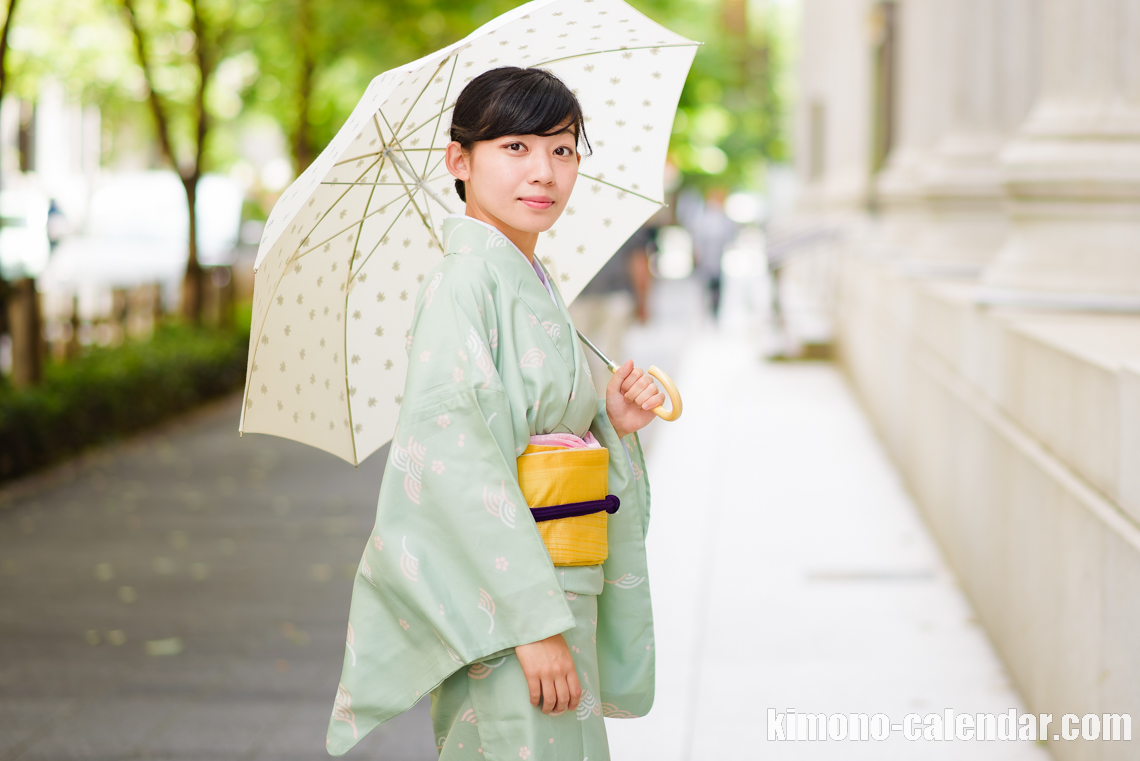 女性の上半身後姿写真