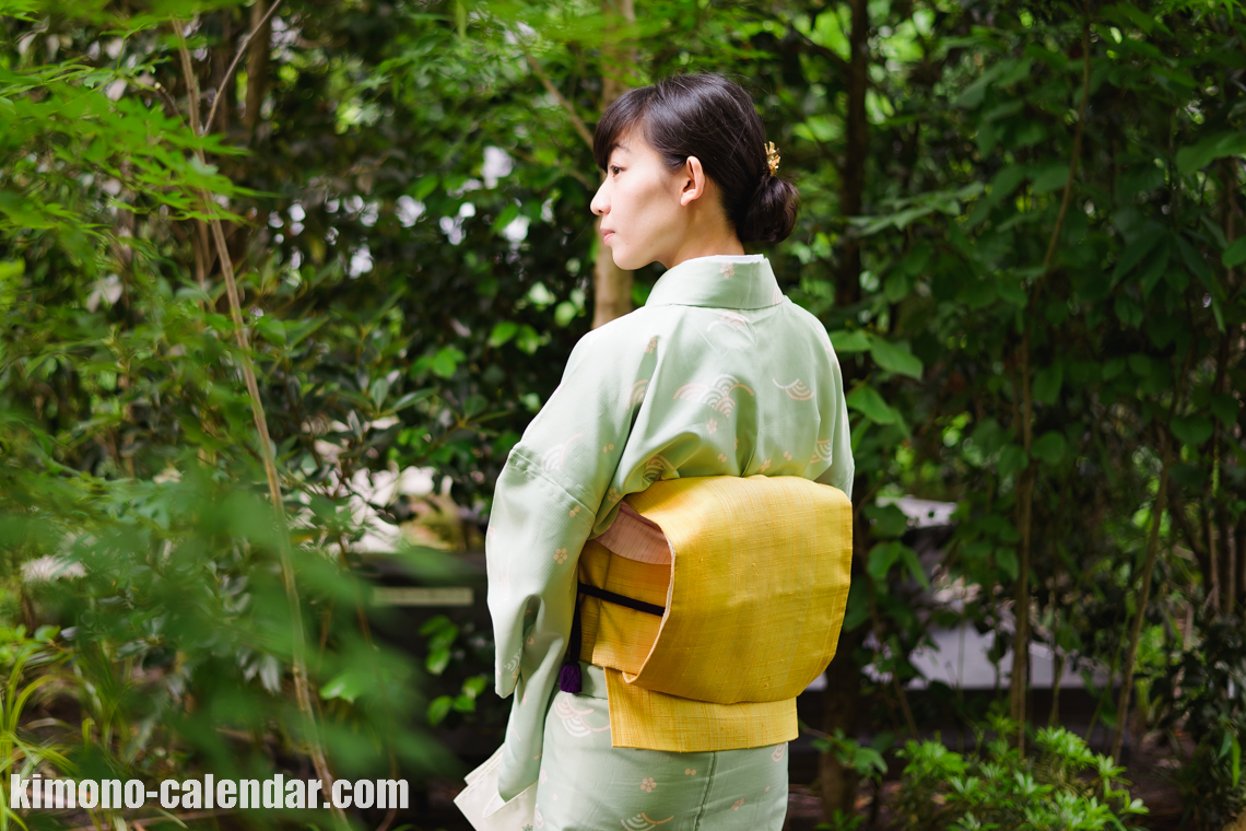 女性の上半身後姿写真