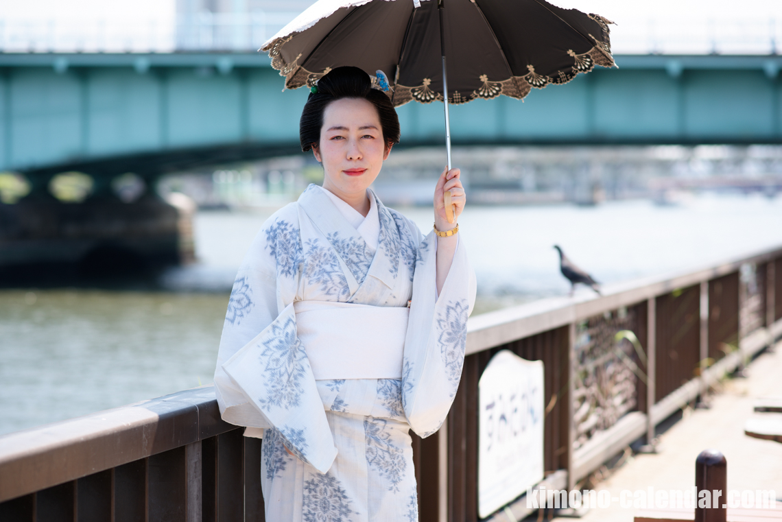 女性の上半身写真