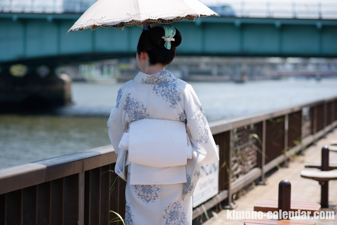 女性の上半身後姿写真