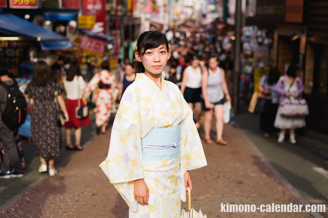 女性の上半身写真