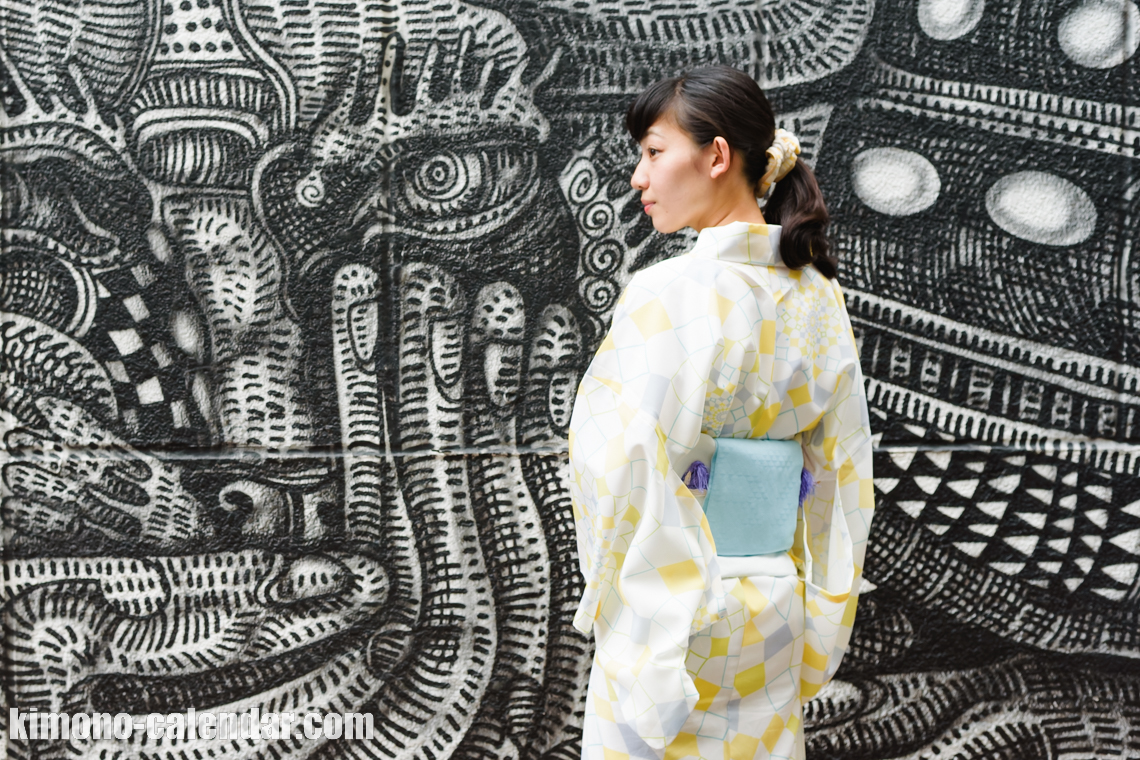 女性の上半身後姿写真