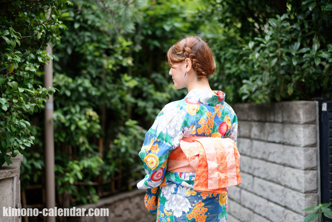 女性の上半身後姿写真