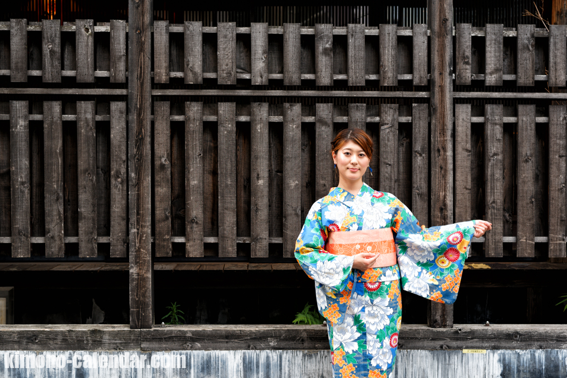 女性の上半身写真