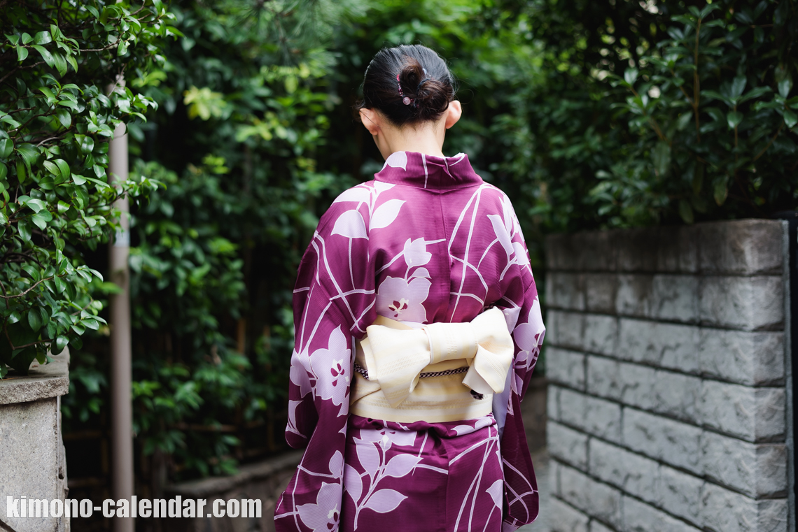 女性の上半身後姿写真