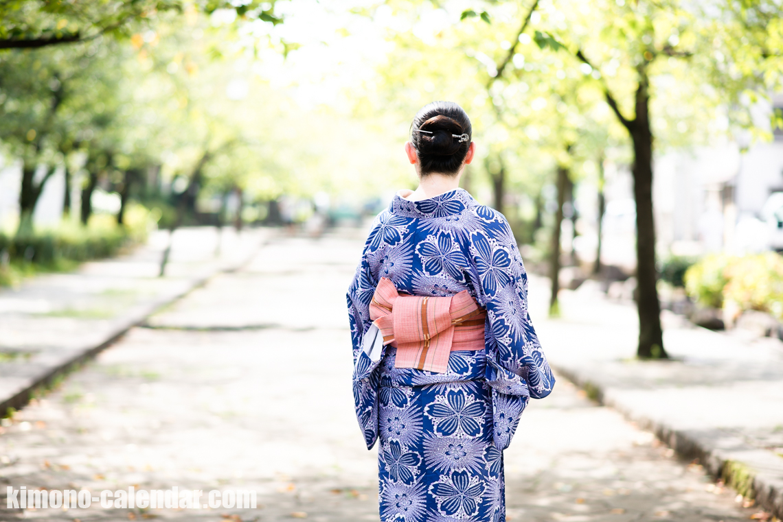 女性の上半身後姿写真