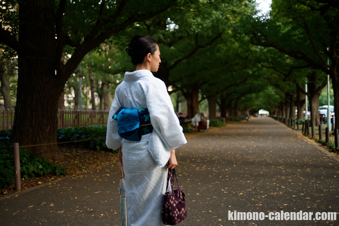 女性の上半身後姿写真