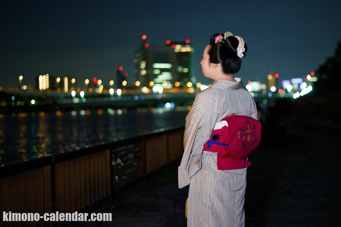 女性の上半身後姿写真