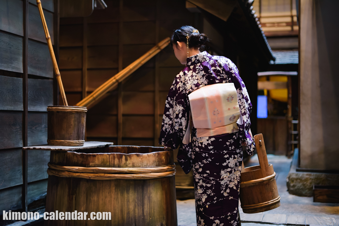 女性の上半身後姿写真