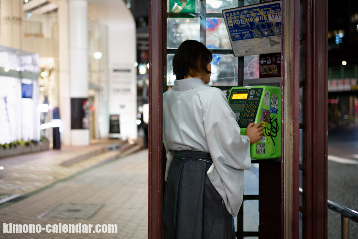 女性の上半身後姿写真