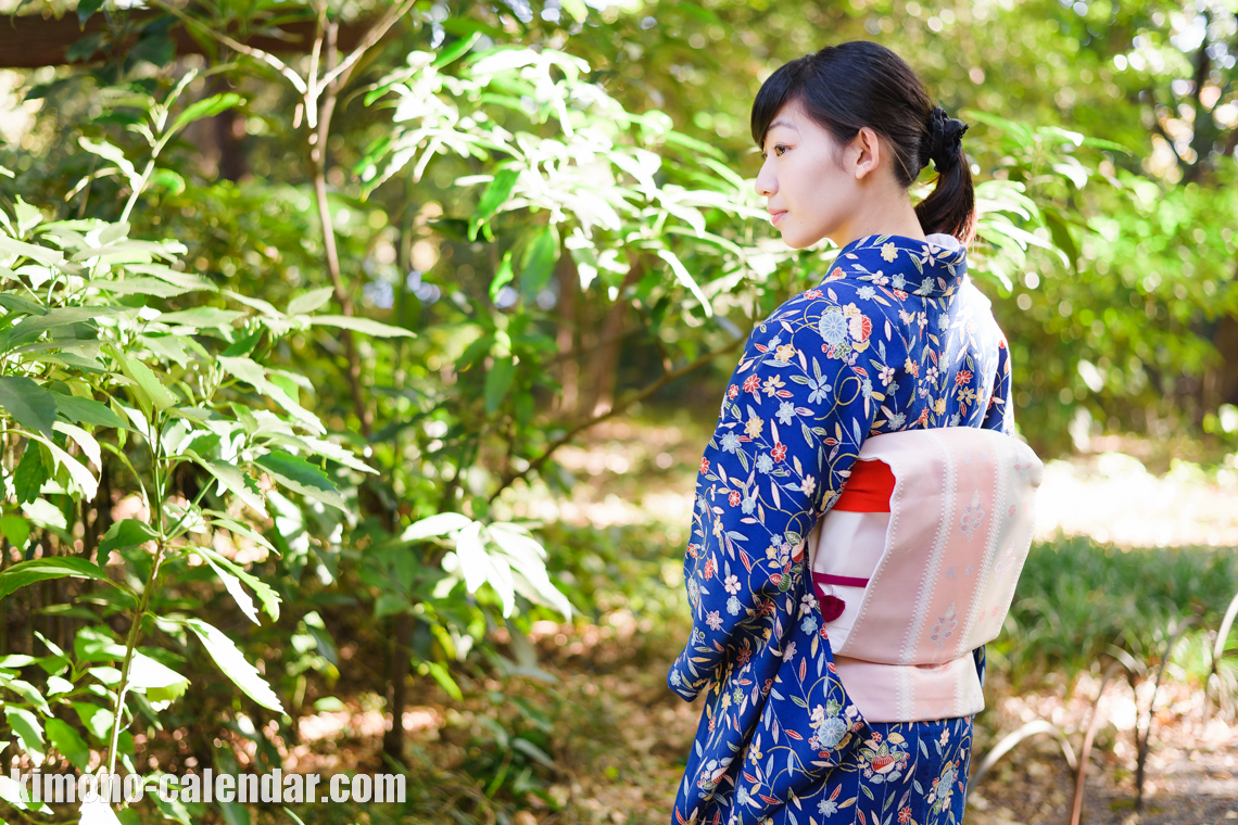 女性の上半身後姿写真