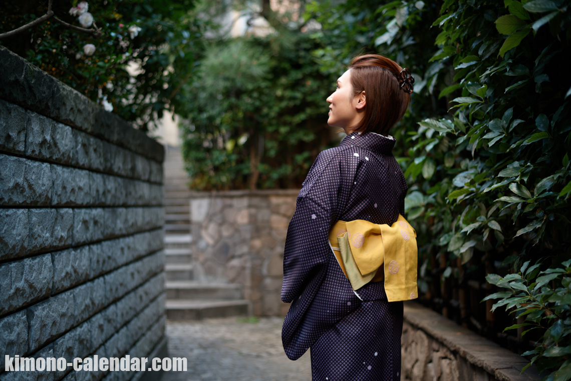 女性の上半身後姿写真