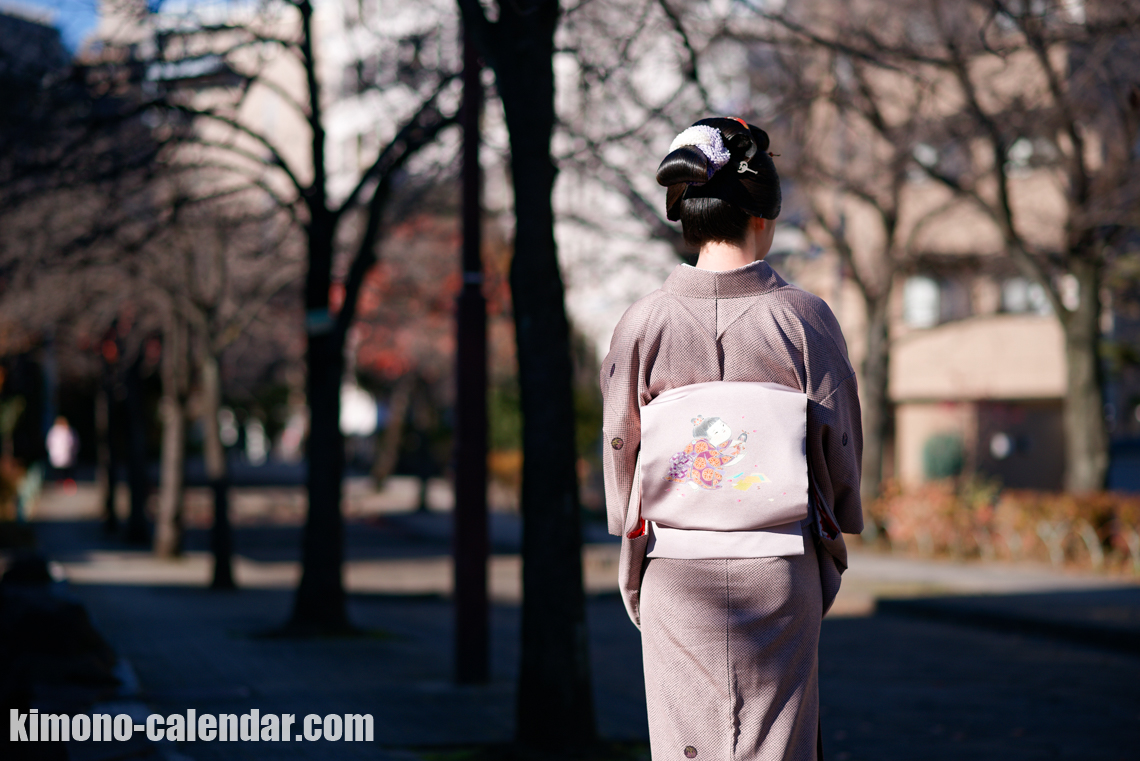 女性の上半身後姿写真