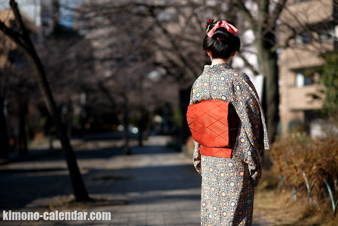女性の上半身後姿写真