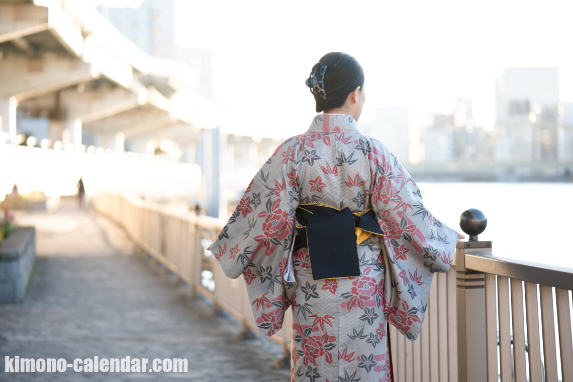 女性の上半身後姿写真