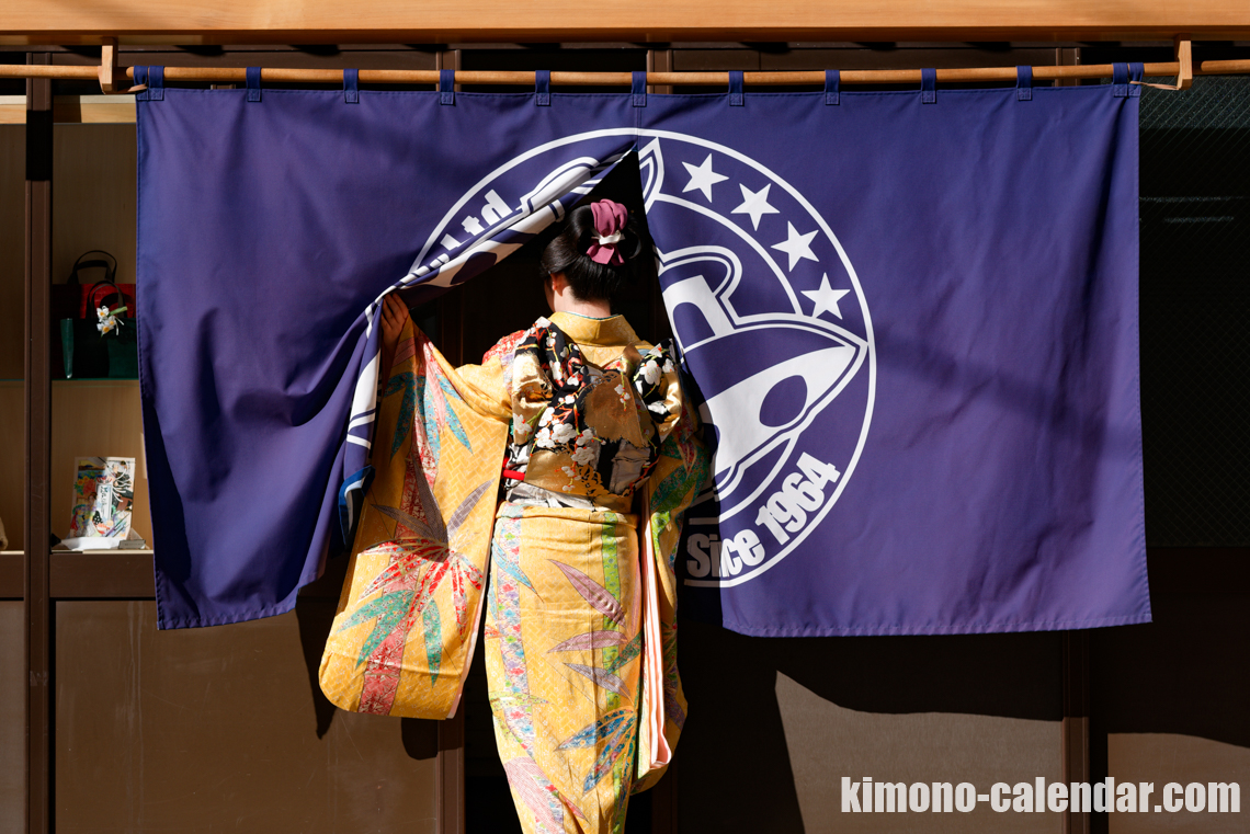 女性の上半身後姿写真