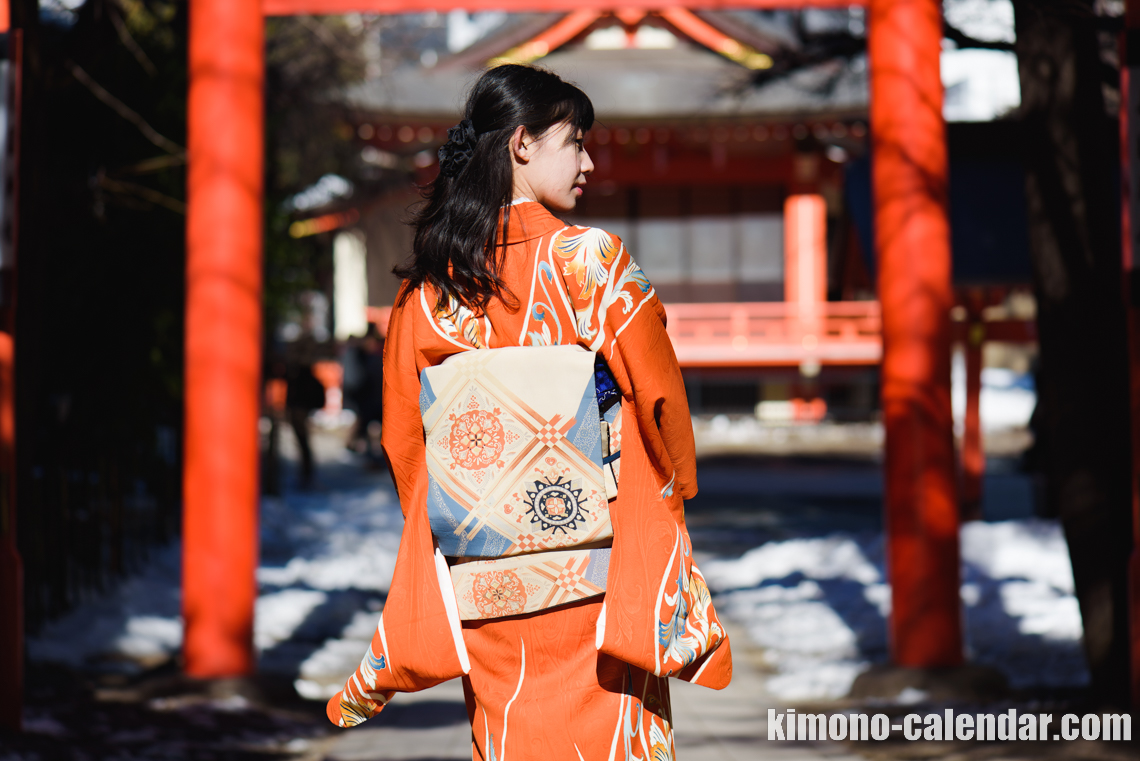 女性の上半身後姿写真