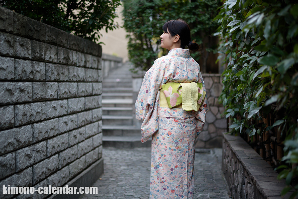 女性の上半身後姿写真