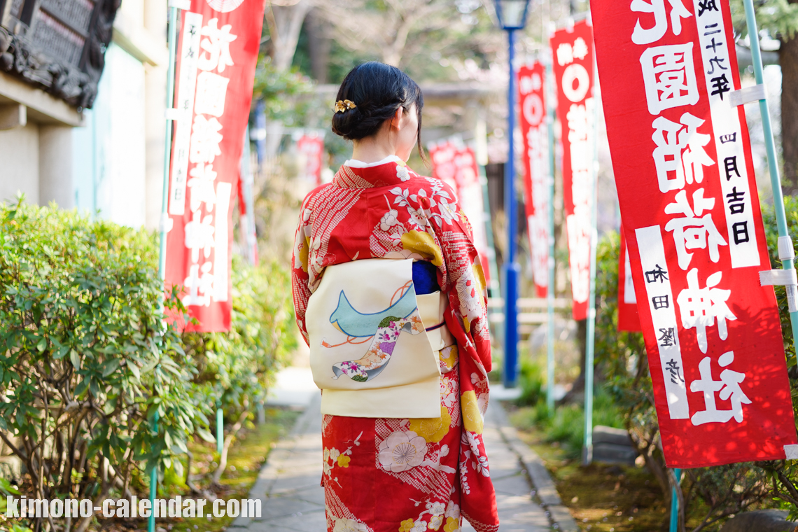 女性の上半身後姿写真