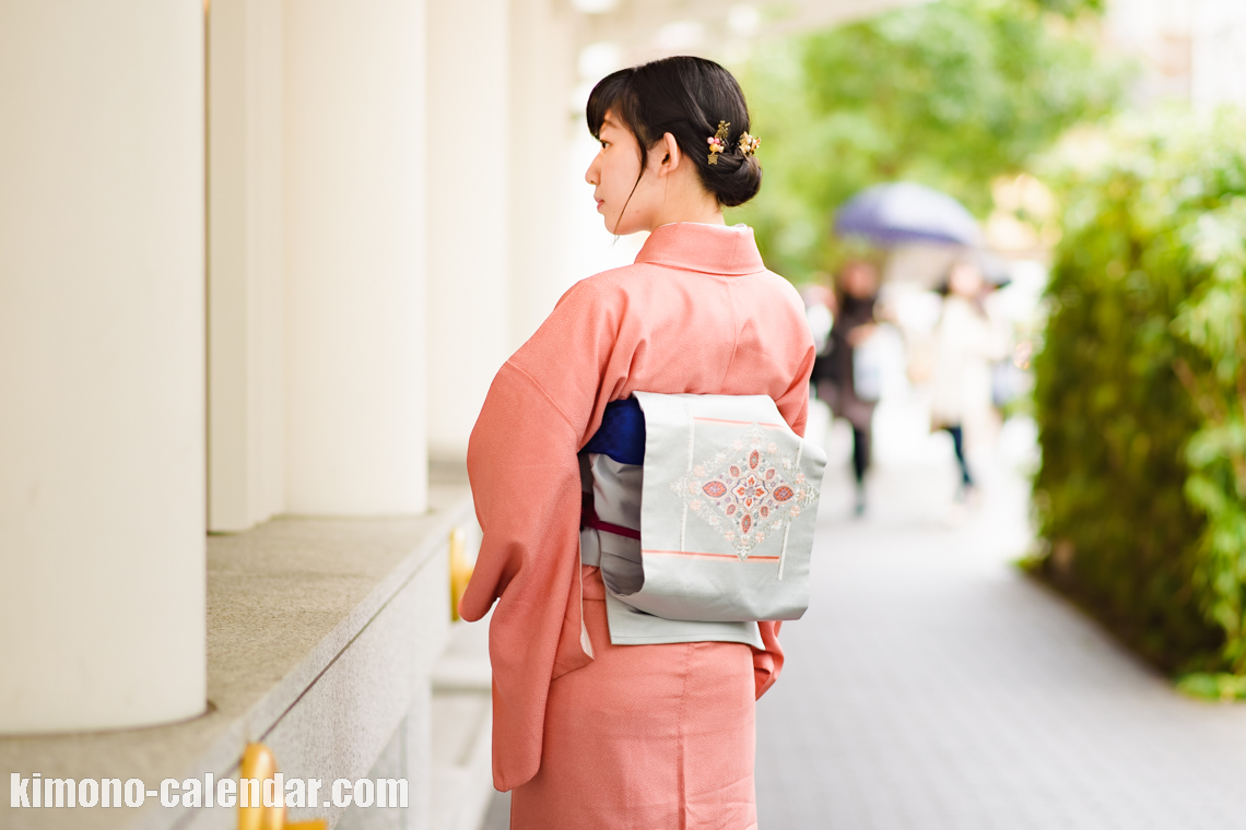 女性の上半身後姿写真