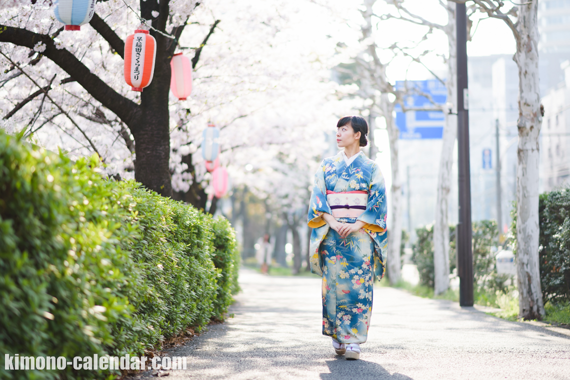 女性の上半身写真 神田川の桜