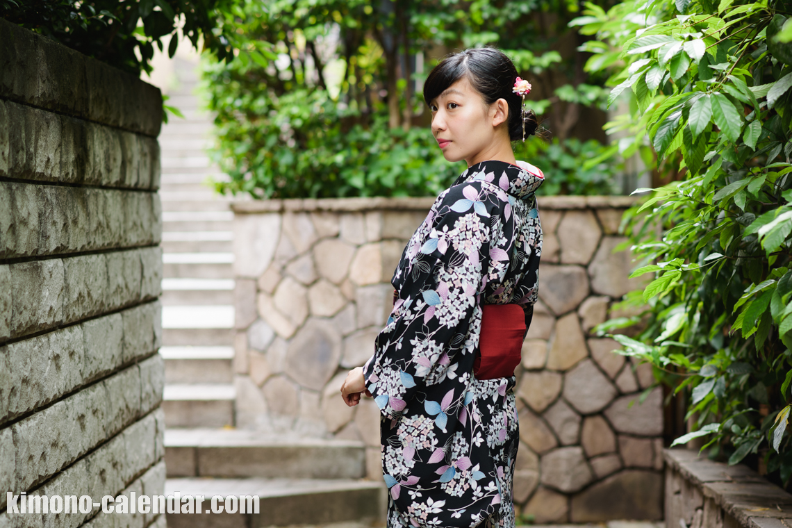 女性の上半身後姿写真