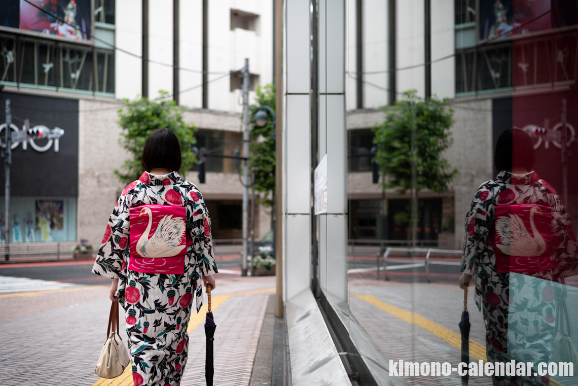 女性の上半身後姿写真