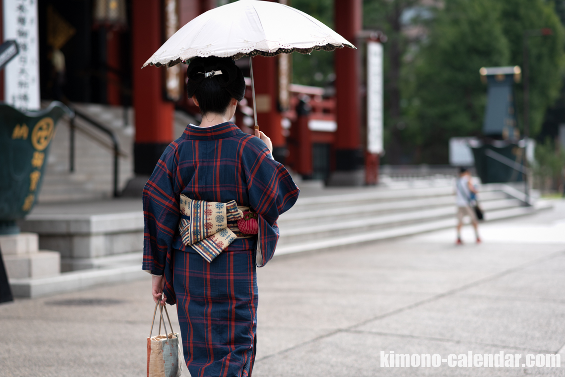 女性の上半身後姿写真