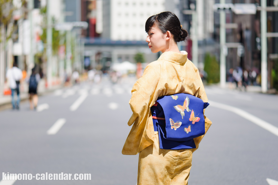 女性の上半身後姿写真