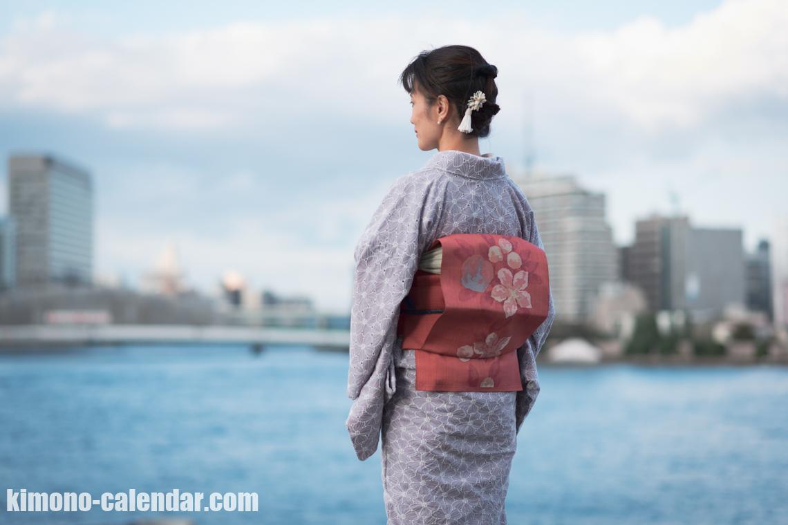 女性の上半身後姿写真